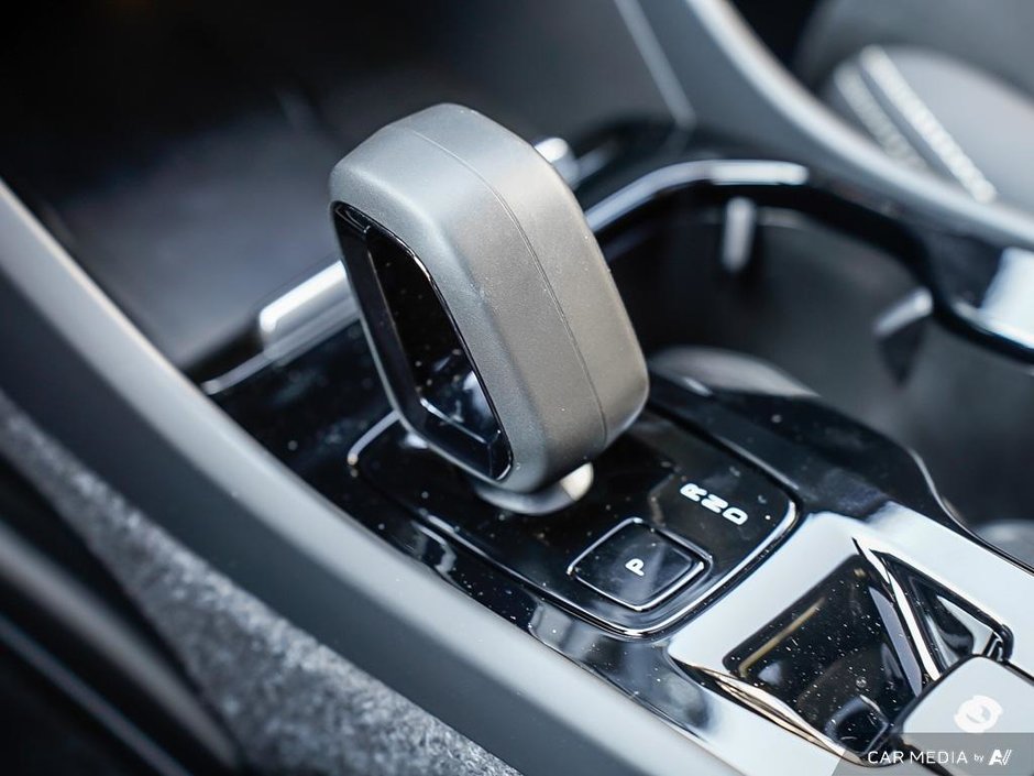 2025 Volvo XC40 Ultra Dark-18