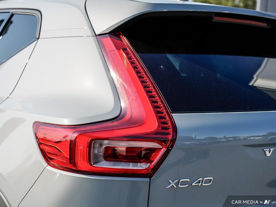 2025 Volvo XC40 Ultra Dark-11