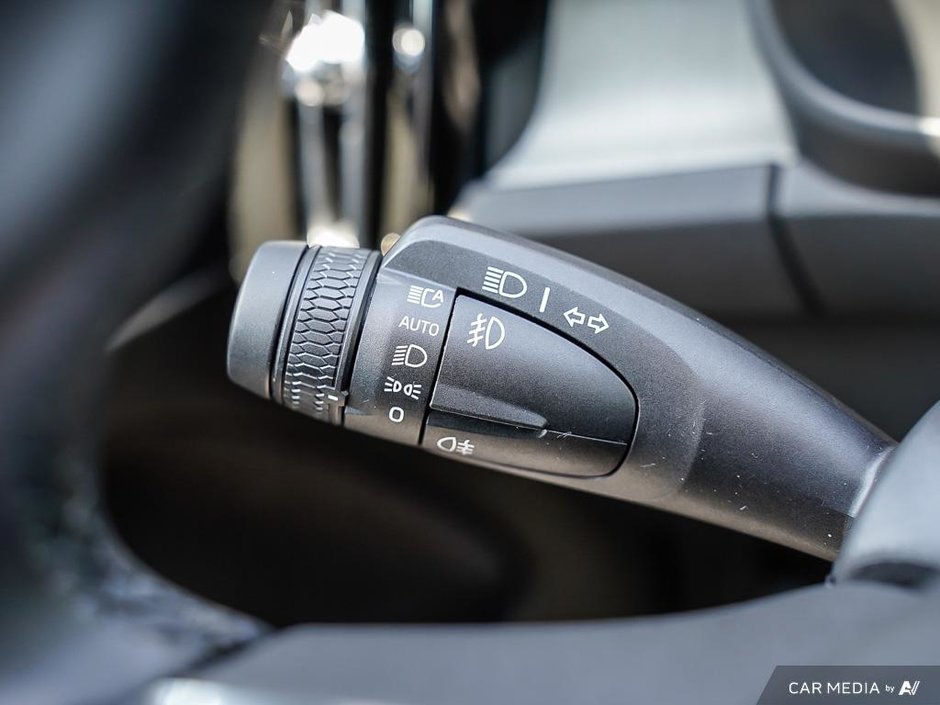2025 Volvo XC40 Plus Dark Theme | 20 RIMS | Climate Package-15