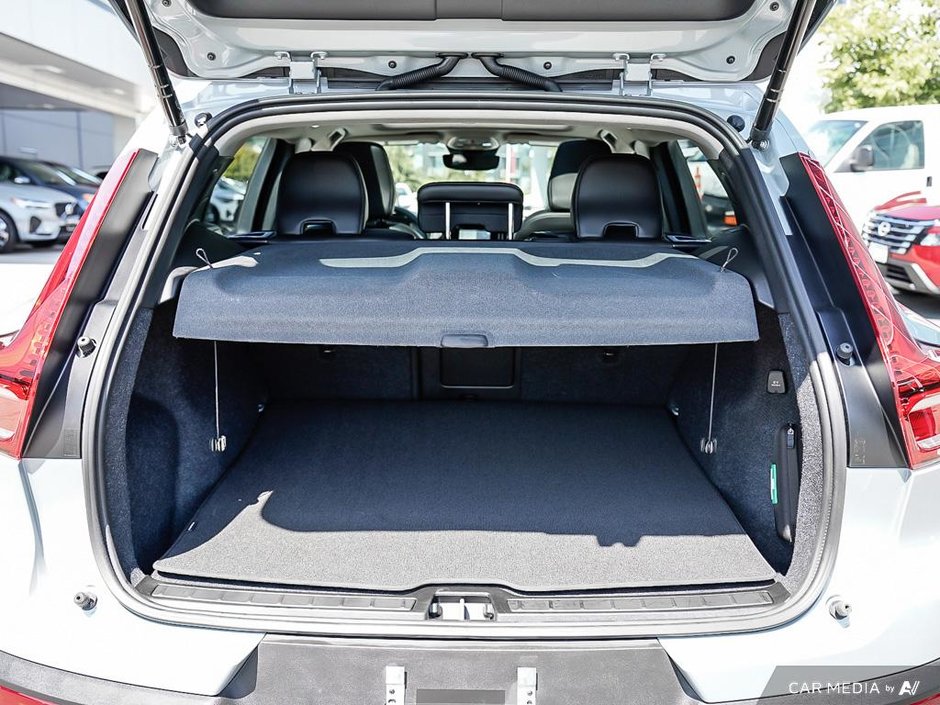 2025 Volvo XC40 Plus Dark Theme | 20 RIMS | Climate Package-10
