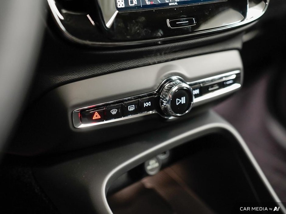 2025 Volvo XC40 Core Bright-19