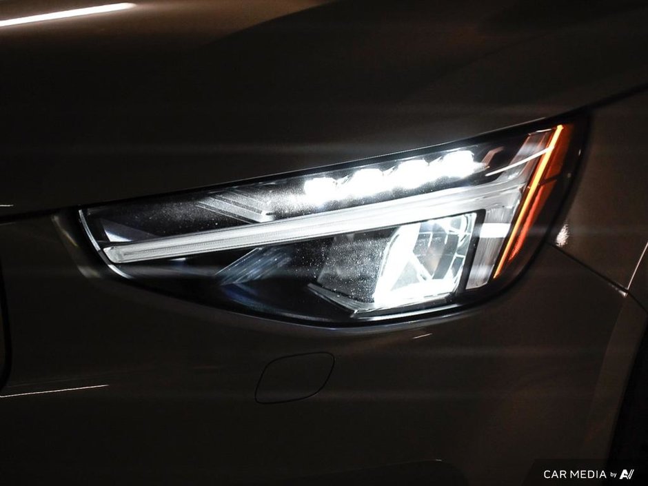 2025 Volvo XC40 Core Bright-9