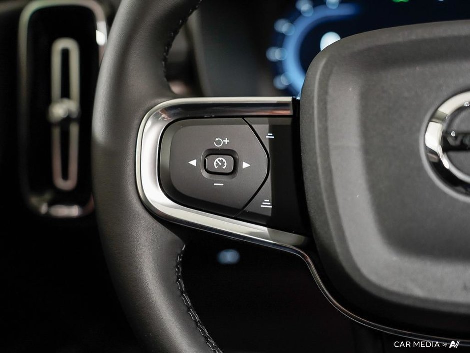 2025 Volvo XC40 Core Bright-17