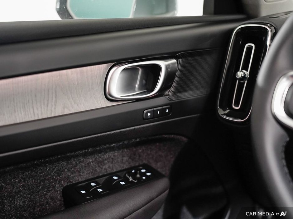 2025 Volvo XC40 Core Bright-16