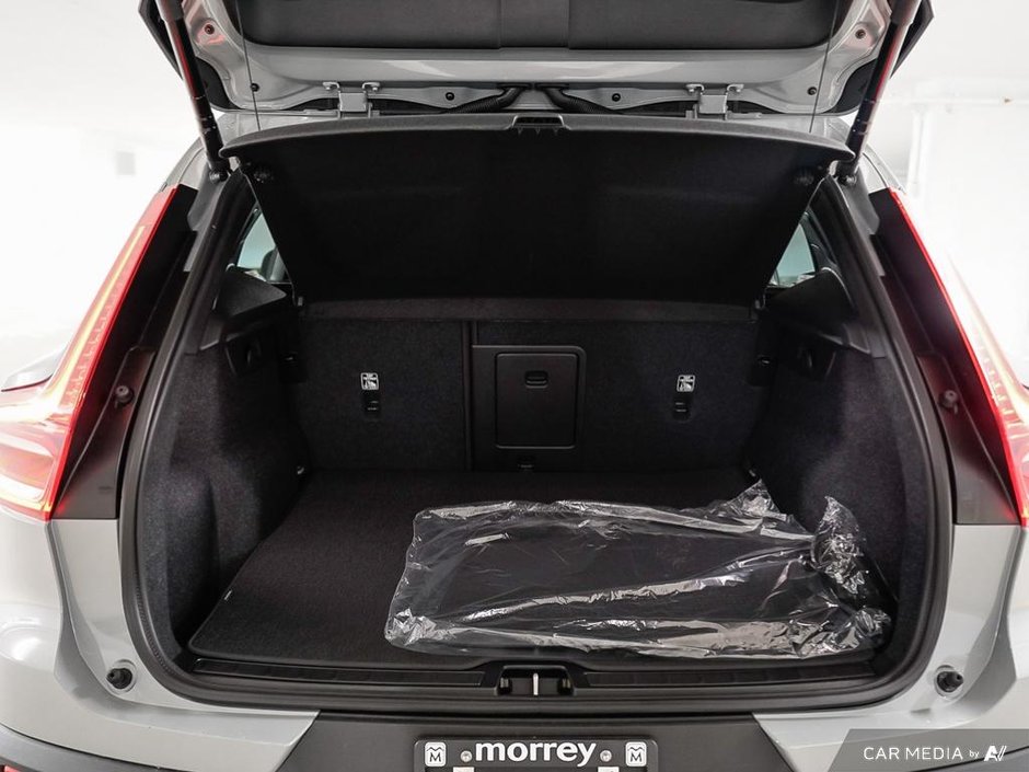 2025 Volvo XC40 Core Bright-10