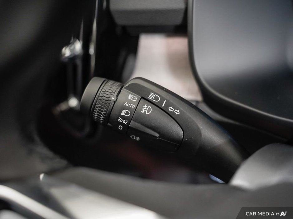 2025 Volvo XC40 Core Bright-15