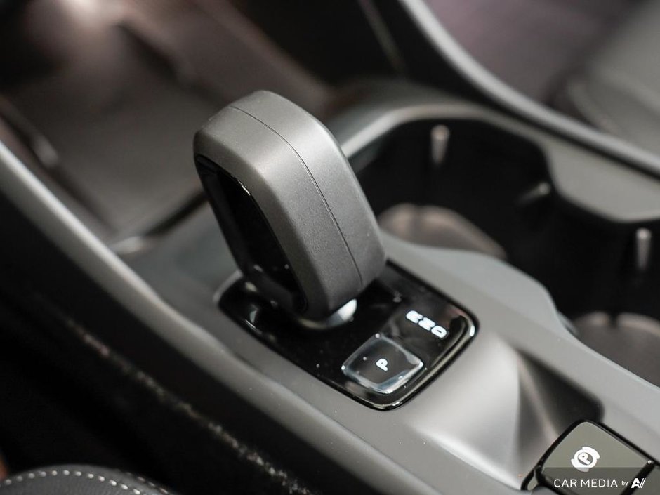 2025 Volvo XC40 Core Bright-18