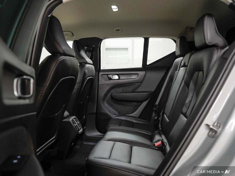 2025 Volvo XC40 Core Bright-23