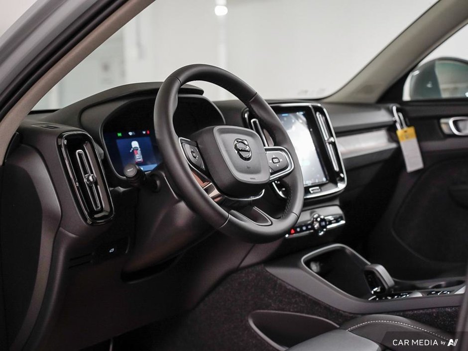 2025 Volvo XC40 Core Bright-12
