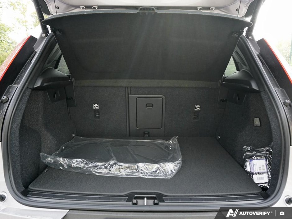 2026 Volvo XC40 Plus (Dark Theme)-11