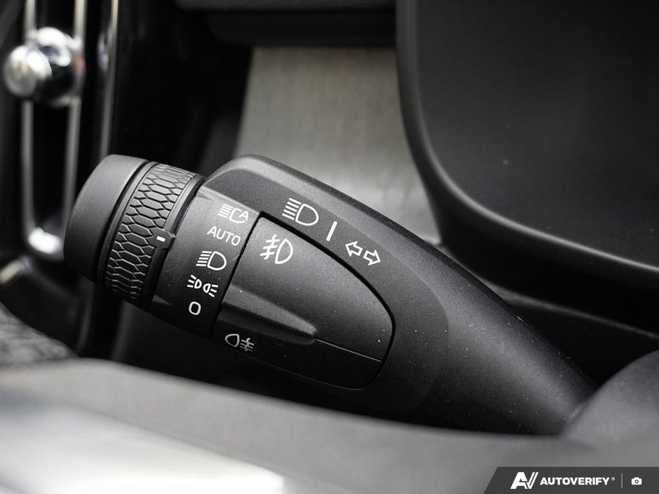 2026 Volvo XC40 Plus (Dark Theme)-18