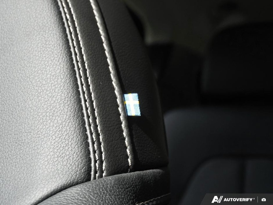 2026 Volvo XC40 Plus (Dark Theme)-25