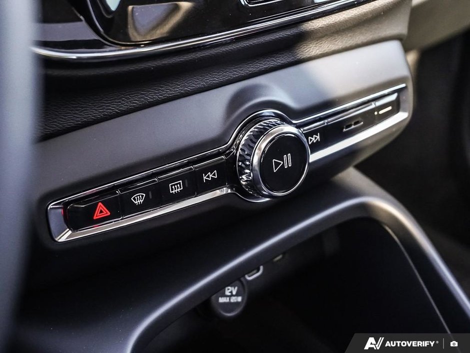 2026 Volvo XC40 Plus (Dark Theme)-22