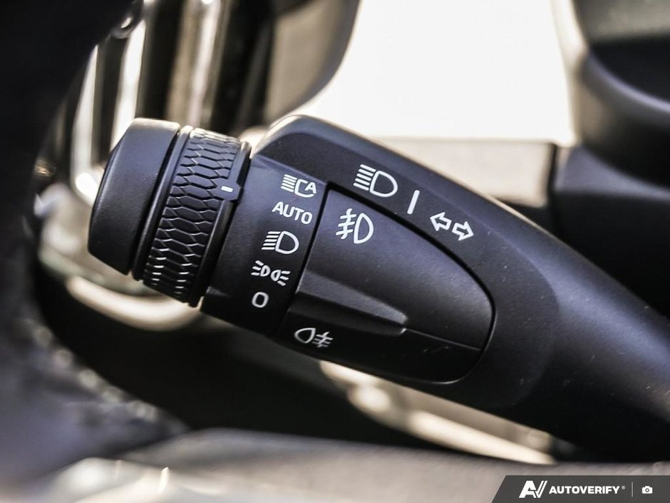 2026 Volvo XC40 Plus (Dark Theme)-19