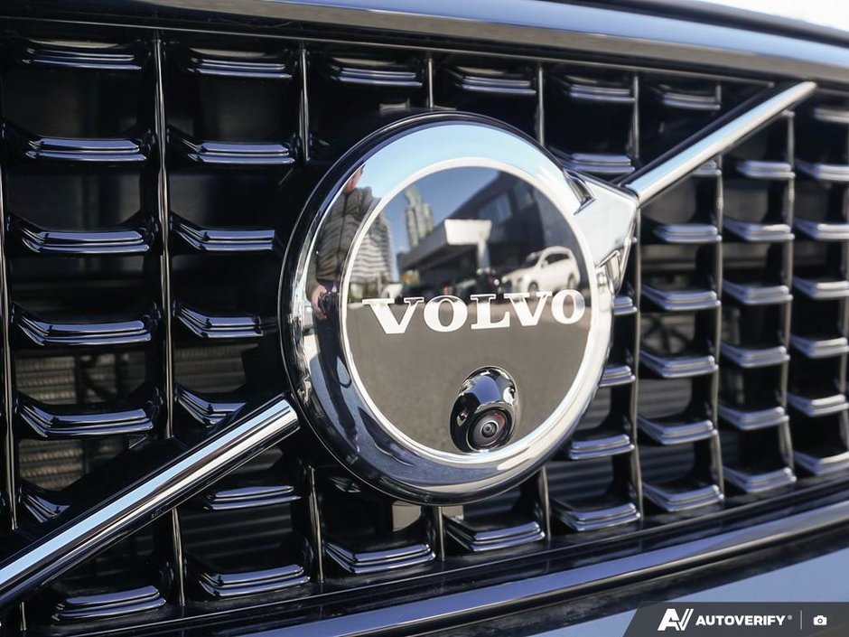 2026 Volvo XC40 Plus (Dark Theme)-8