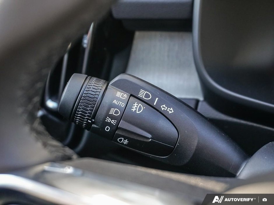 2026 Volvo XC40 Plus (Dark Theme)-18