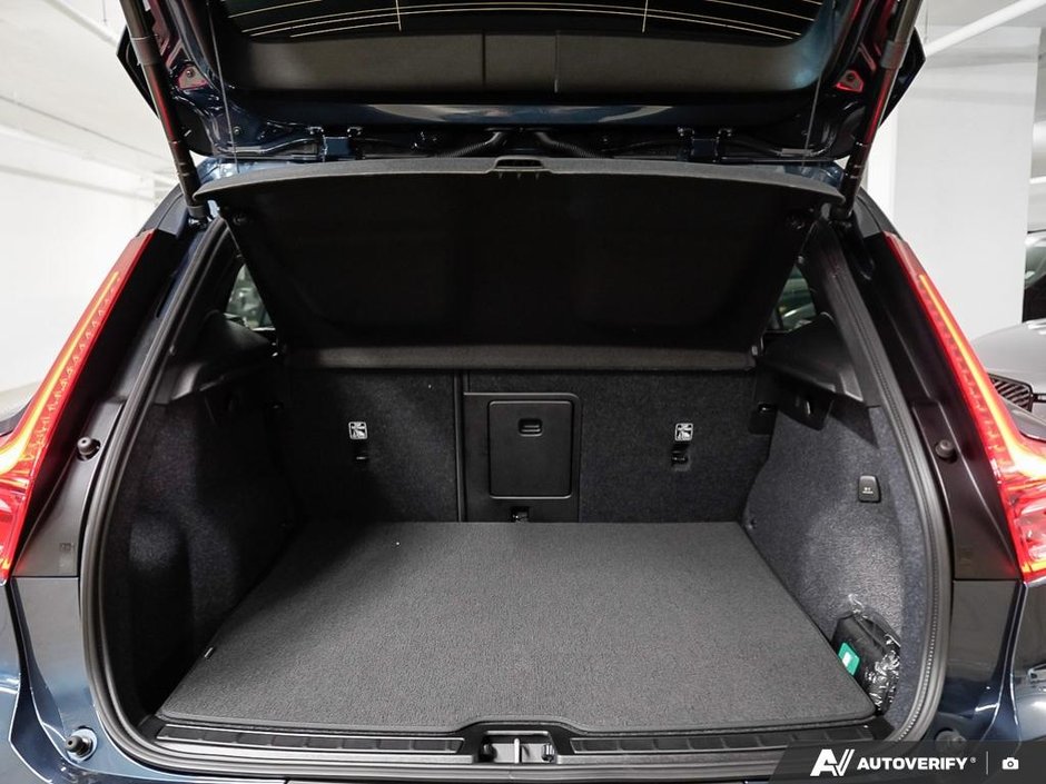 2026 Volvo XC40 Plus (Dark Theme)-10