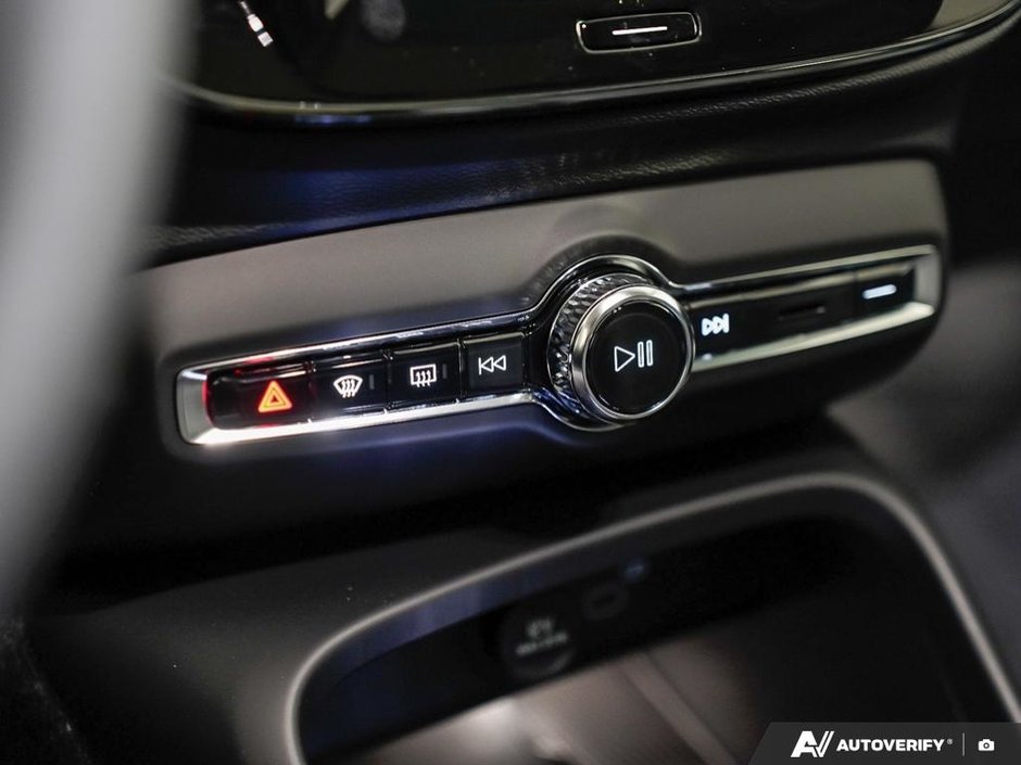 2026 Volvo XC40 Plus (Dark Theme)-19