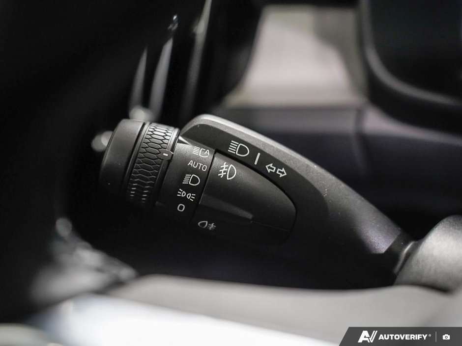2026 Volvo XC40 Plus (Dark Theme)-15