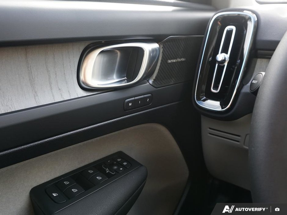 2026 Volvo XC40 Plus (Dark Theme)-20