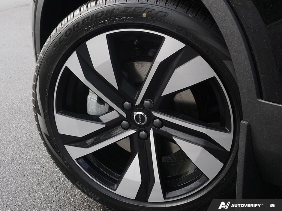 2026 Volvo XC40 Plus (Dark Theme)-5