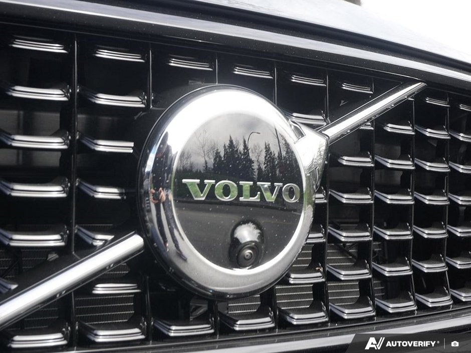 2026 Volvo XC40 Plus (Dark Theme)-8