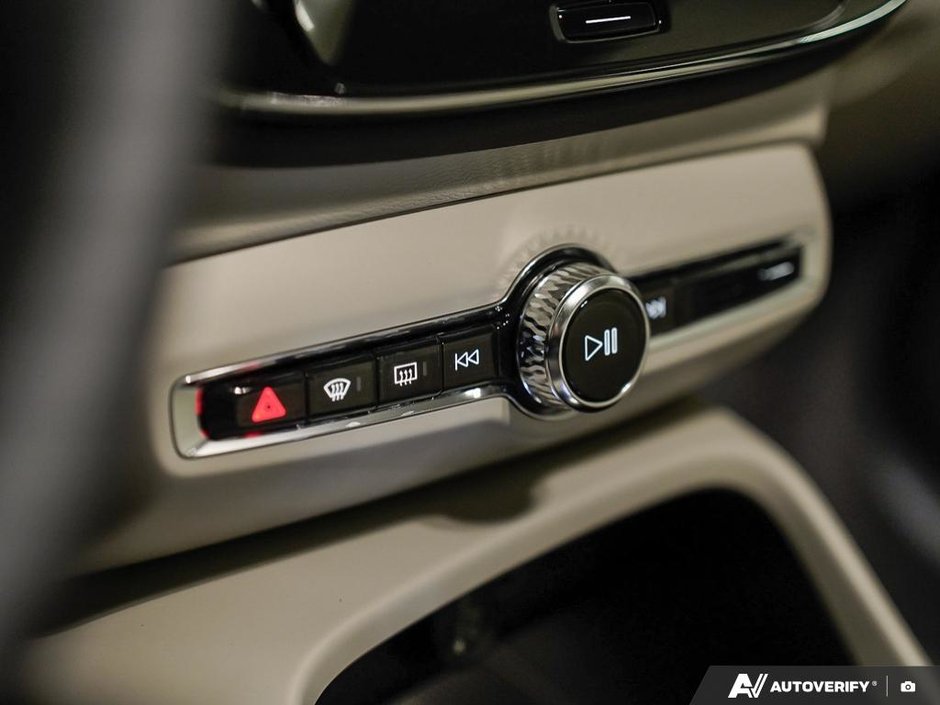 2026 Volvo XC40 Ultra (Dark Theme)-19