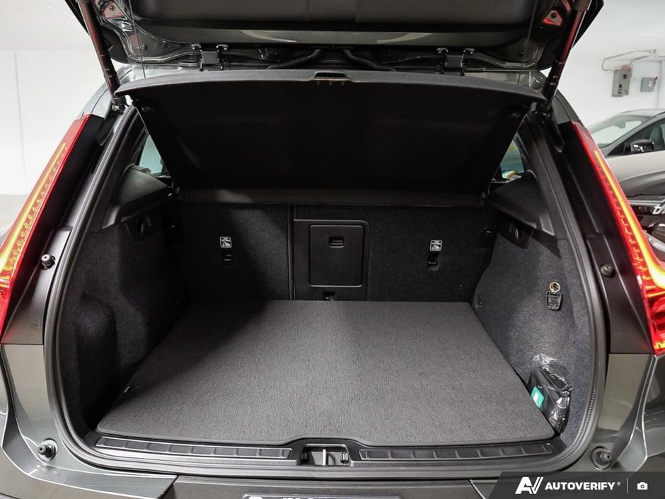 2026 Volvo XC40 Ultra (Dark Theme)-10