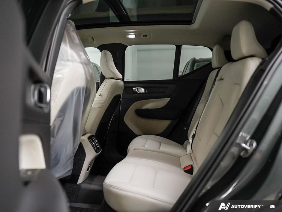 2026 Volvo XC40 Ultra (Dark Theme)-23