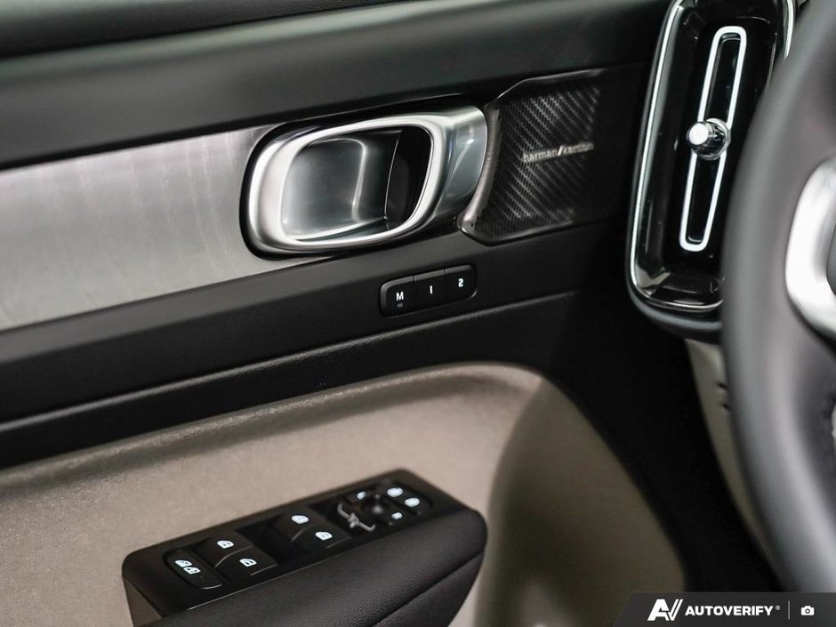 2026 Volvo XC40 Ultra (Dark Theme)-16