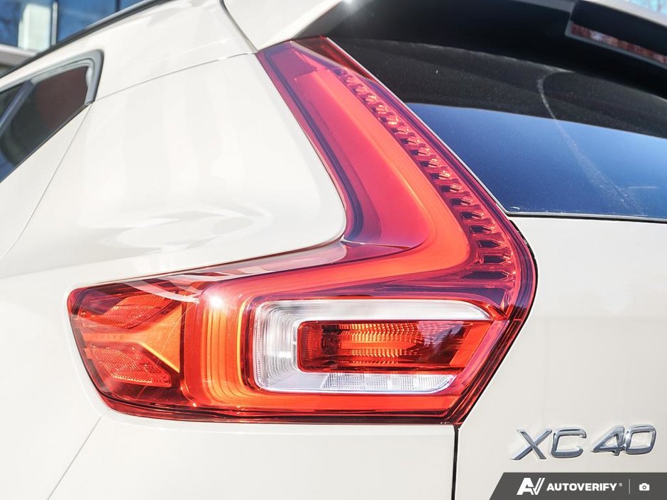 2026 Volvo XC40 Ultra (Dark Theme)-10