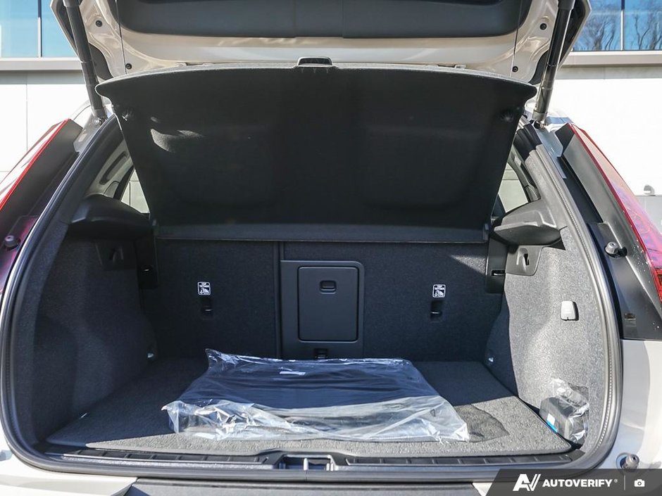2026 Volvo XC40 Ultra (Dark Theme)-11