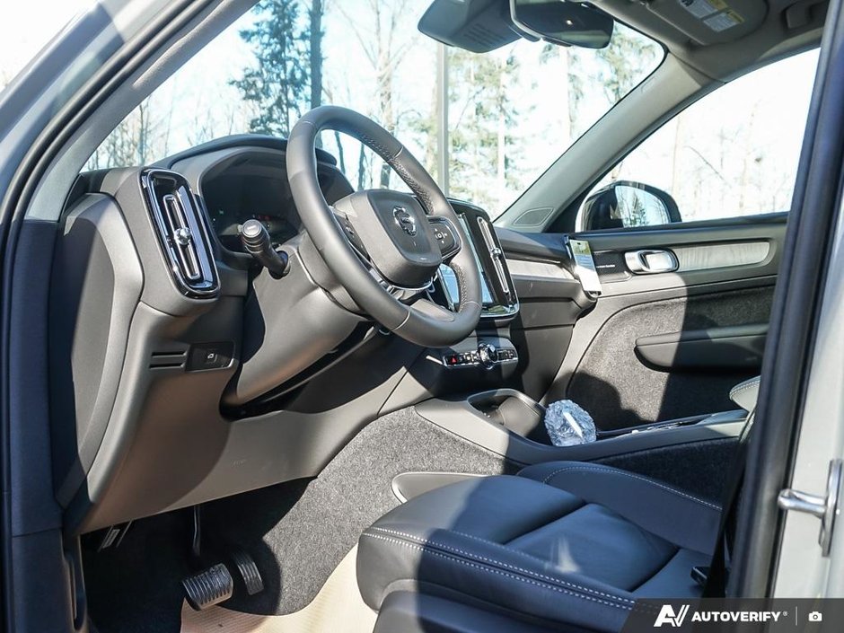 2026 Volvo XC40 Ultra (Dark Theme)-15