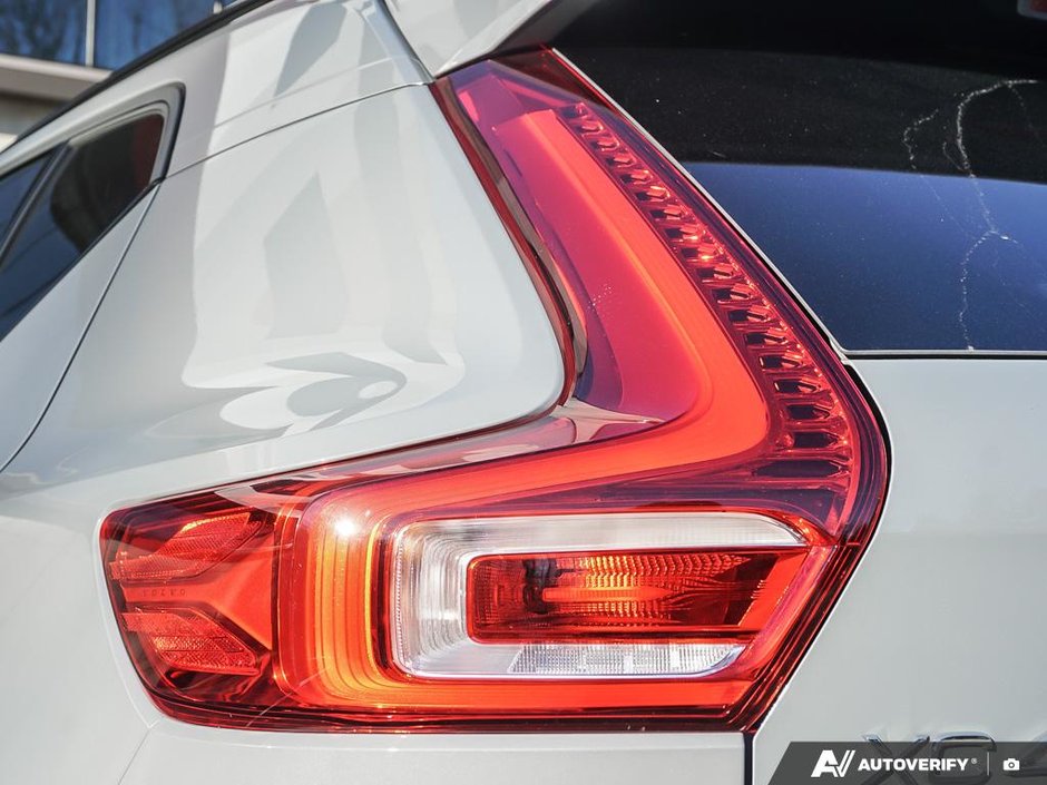 2026 Volvo XC40 Ultra (Dark Theme)-10