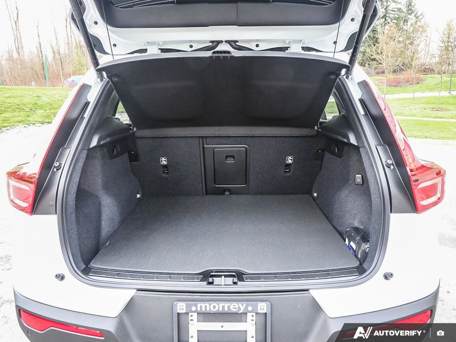 2026 Volvo XC40 Ultra (Dark Theme)-10