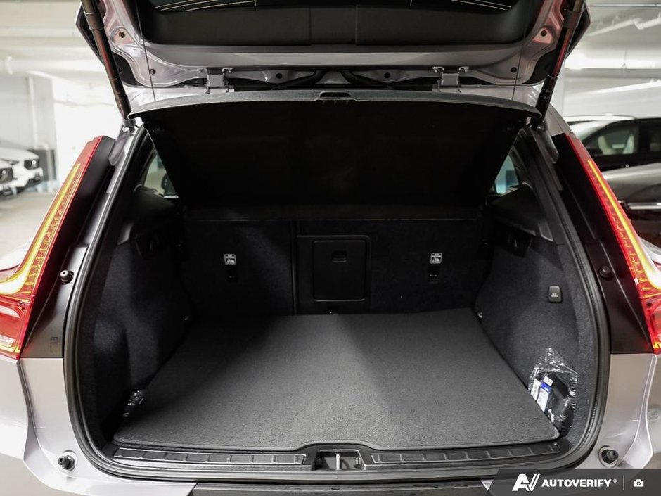 2026 Volvo XC40 Ultra (Dark Theme)-10