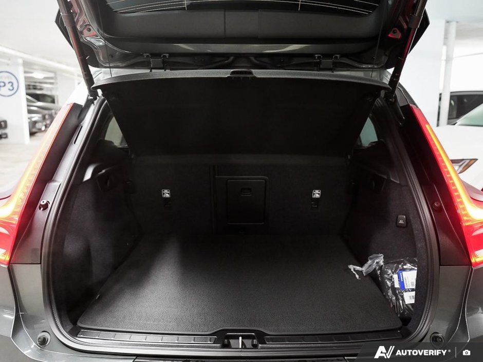 2026 Volvo XC40 Plus (Dark Theme)-10