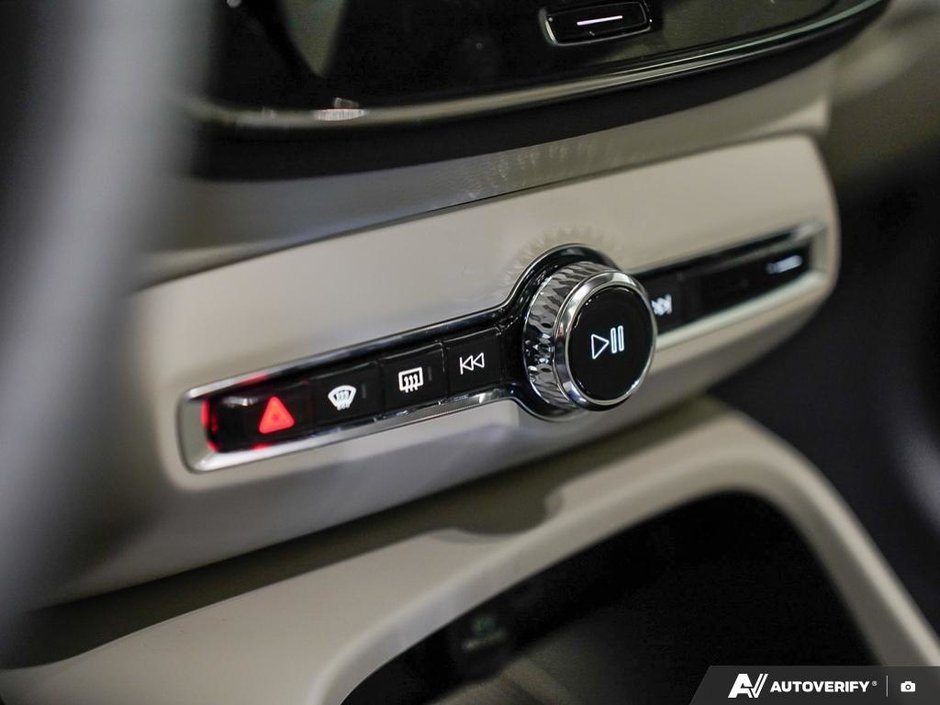 2026 Volvo XC40 Plus (Dark Theme)-19