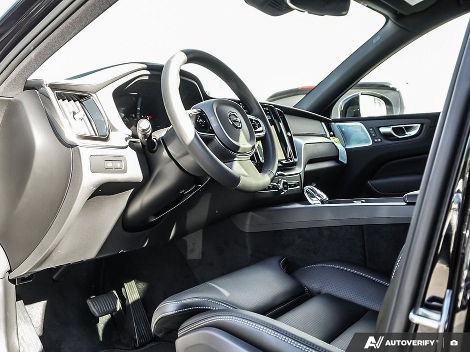 2025 Volvo XC60 Plug-in hybrid Ultra Black Edition-15