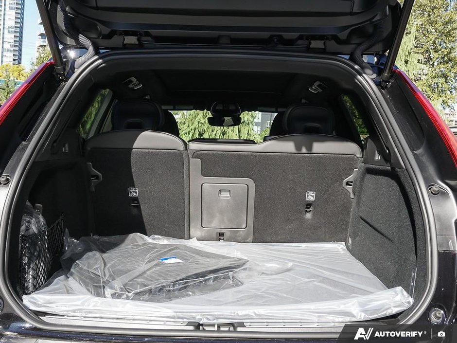 2025 Volvo XC60 Plug-in hybrid Ultra Black Edition-11