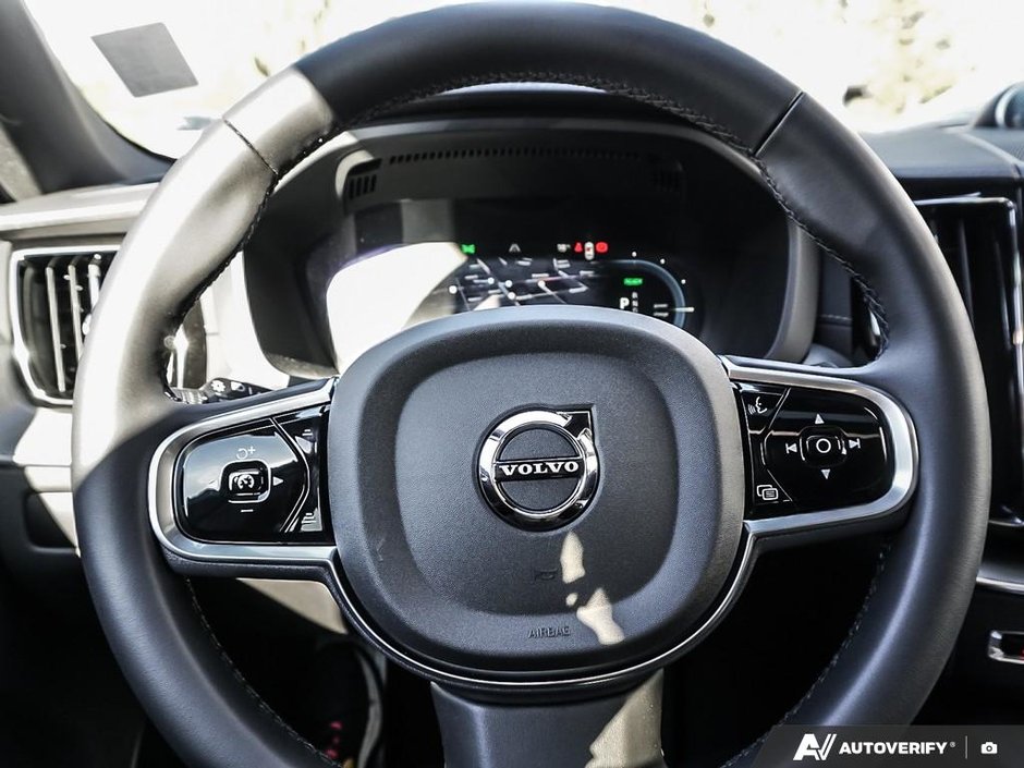 2025 Volvo XC60 Plug-in hybrid Ultra Black Edition-16