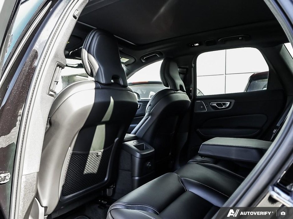 2025 Volvo XC60 Plug-in hybrid Ultra Black Edition-12