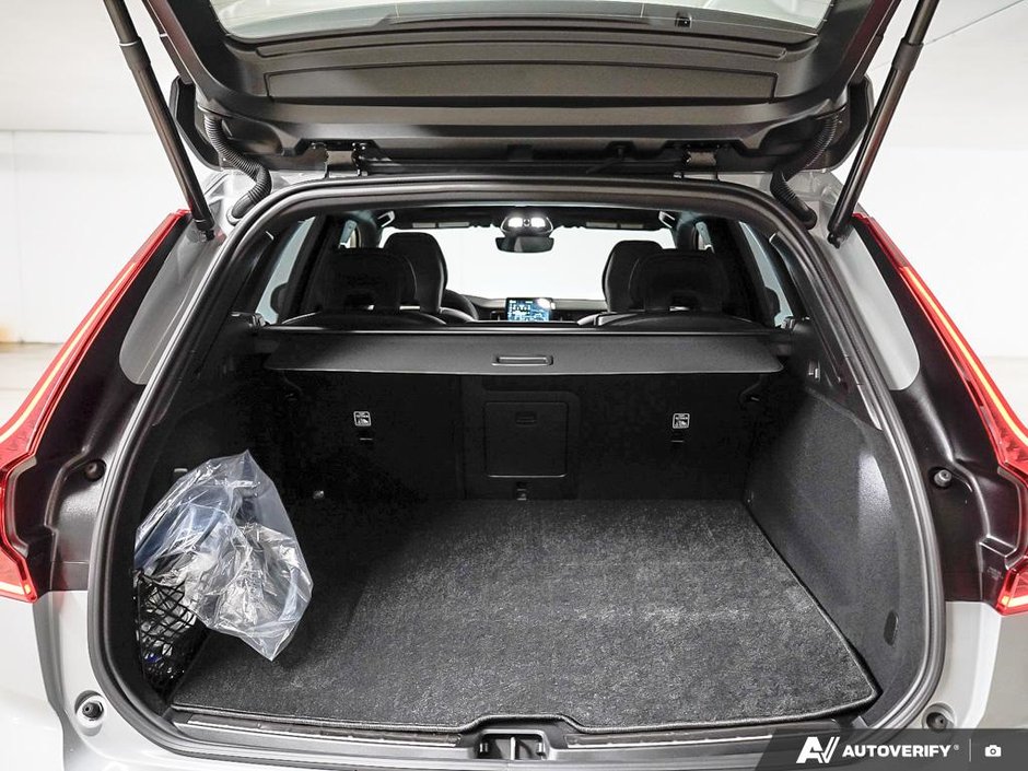 2026 Volvo XC60 Plug-in hybrid Ultra Black Edition-10