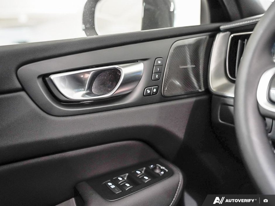 2026 Volvo XC60 Plug-in hybrid Ultra Black Edition-16