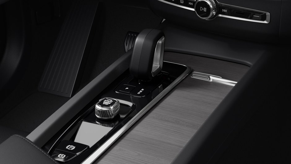 2025 Volvo XC60 B5 AWD Plus Dark Theme-8