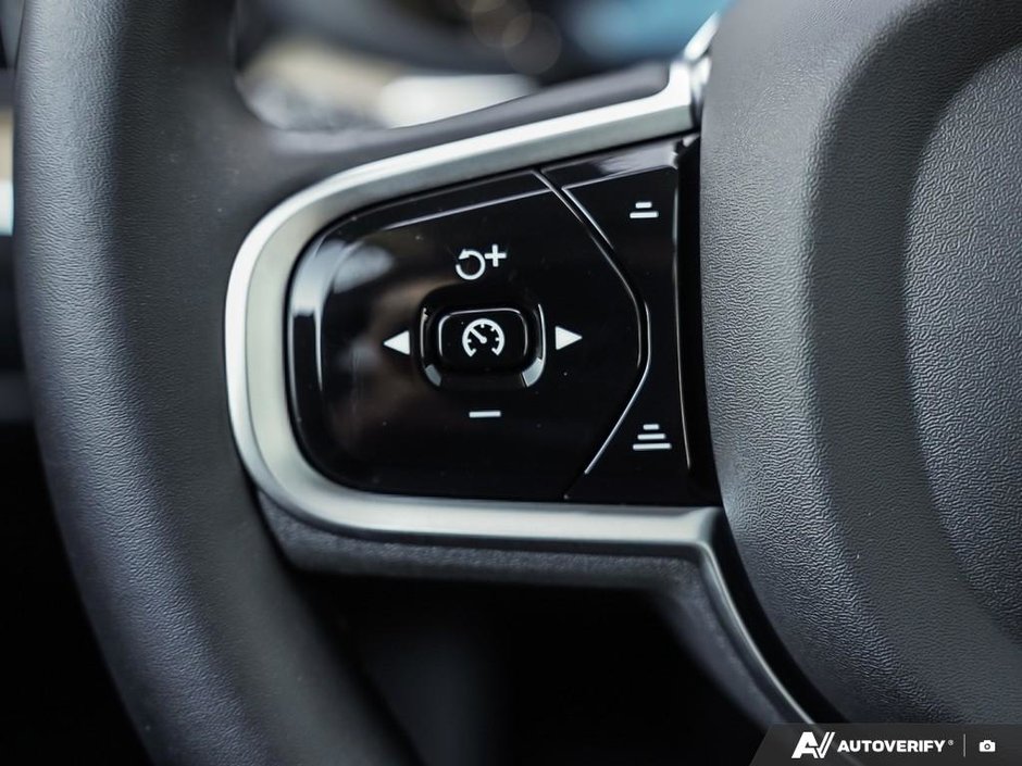 2026 Volvo XC60 B5 AWD Ultra Dark Theme-17