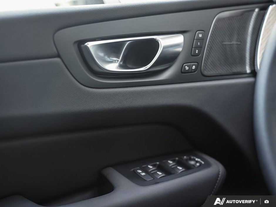 2026 Volvo XC60 B5 AWD Ultra Dark Theme-16