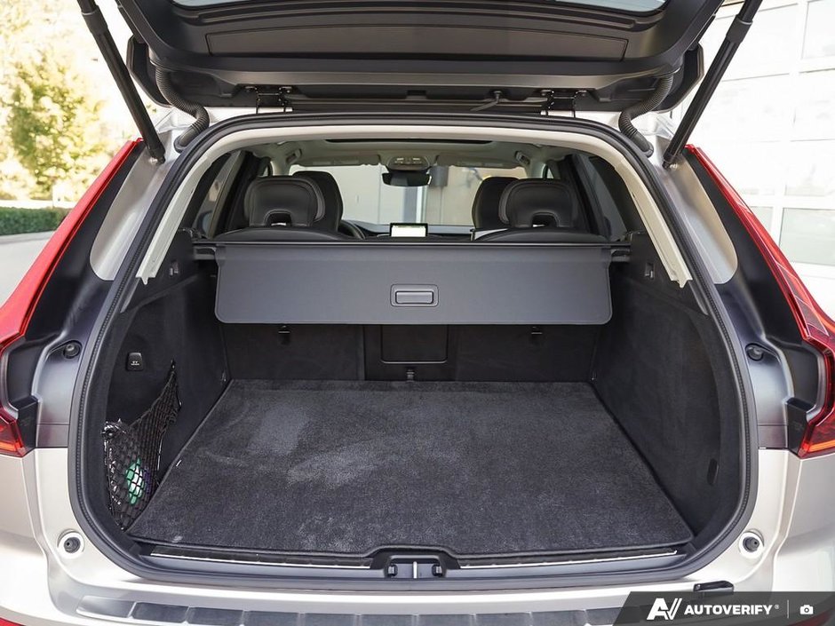 2026 Volvo XC60 B5 AWD Ultra Dark Theme-10
