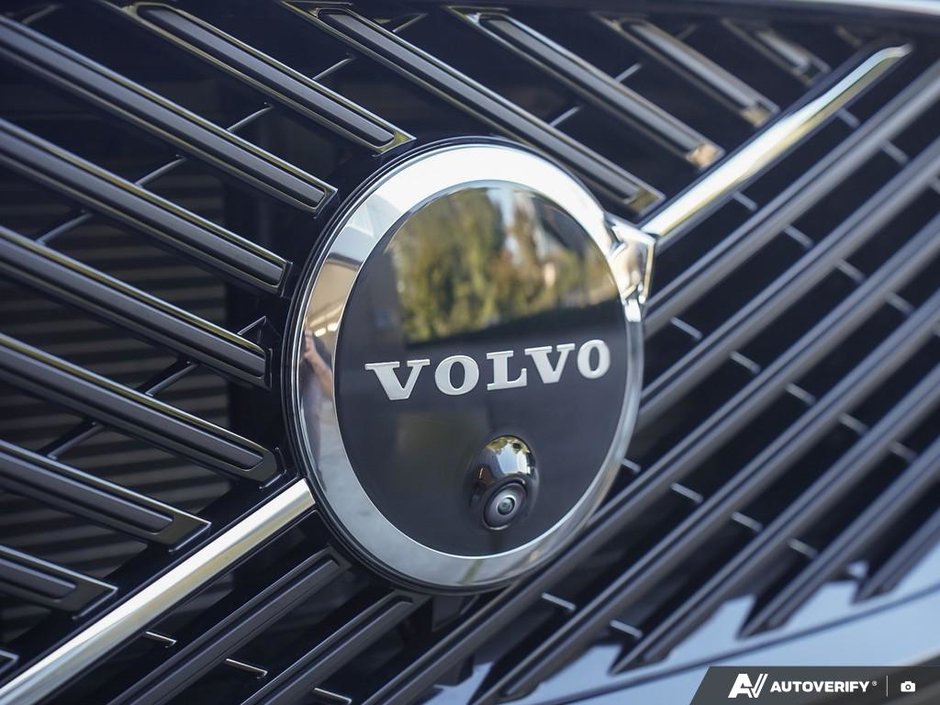 2026 Volvo XC60 B5 AWD Ultra Dark Theme-8