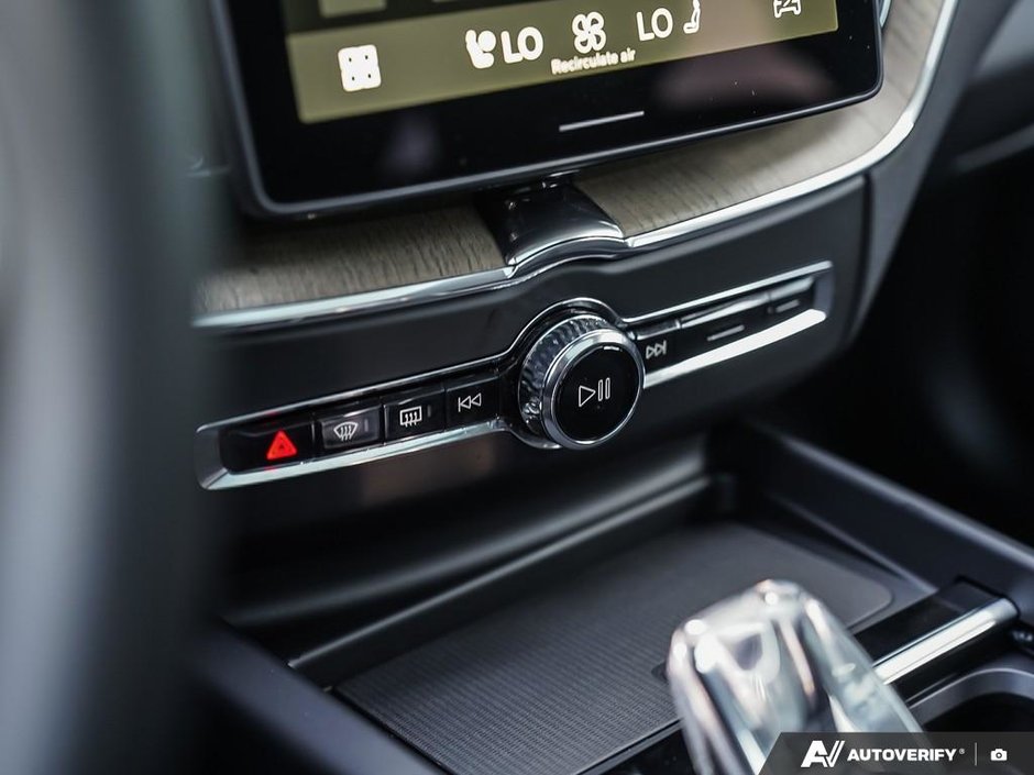 2026 Volvo XC60 B5 AWD Ultra Dark Theme-19